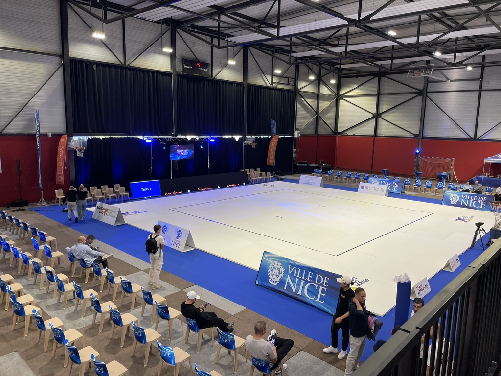 La salle des Arboras et son tatami, avant une rencontre de Judo Nice Métropole
