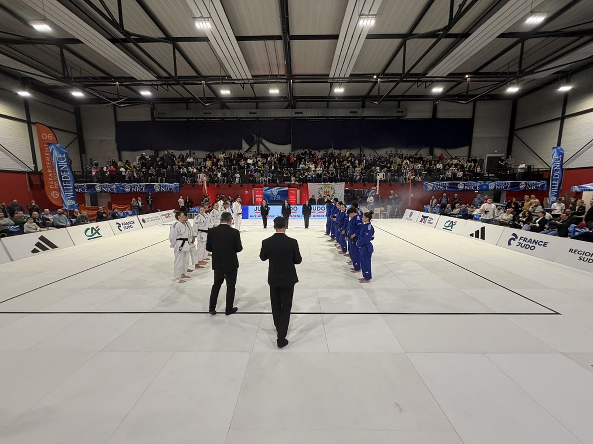 Les deux équipes face à face sur le tatami avant une rencontre de Judo Nice Métropole