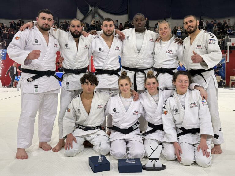L'équipe de Judo Nice Métropole en judogi blanc, réunie sur le tatami après son quart de finale