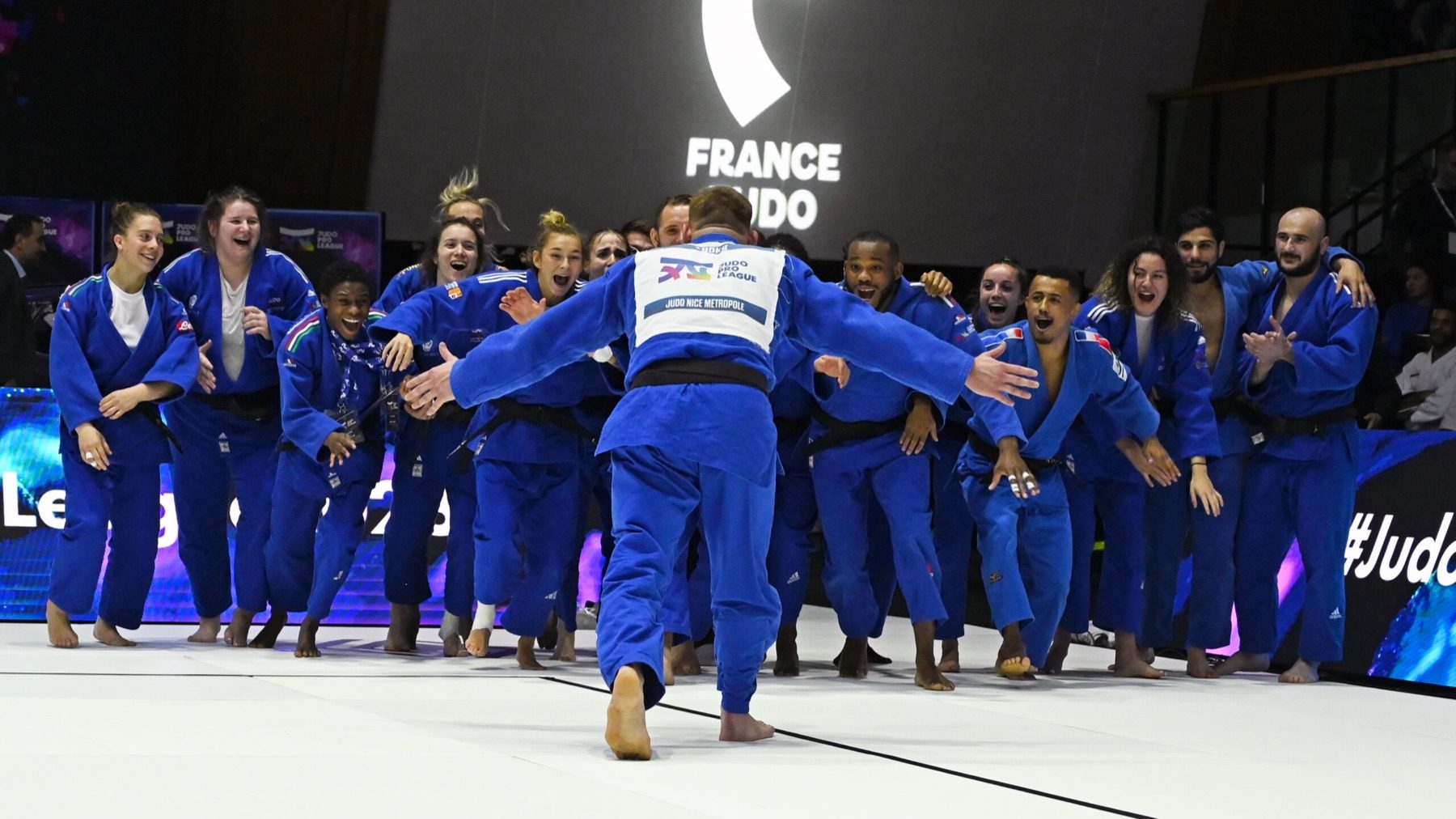 Les judokas de Judo Nice Métropole en judogi bleu, réunis sur le tatami de la Judo Pro League